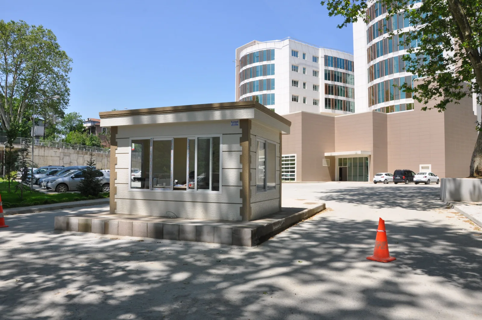 Stone-effect Metro City security booth in the car park of a hospital in Sariyer, with the hospital buildings behind.